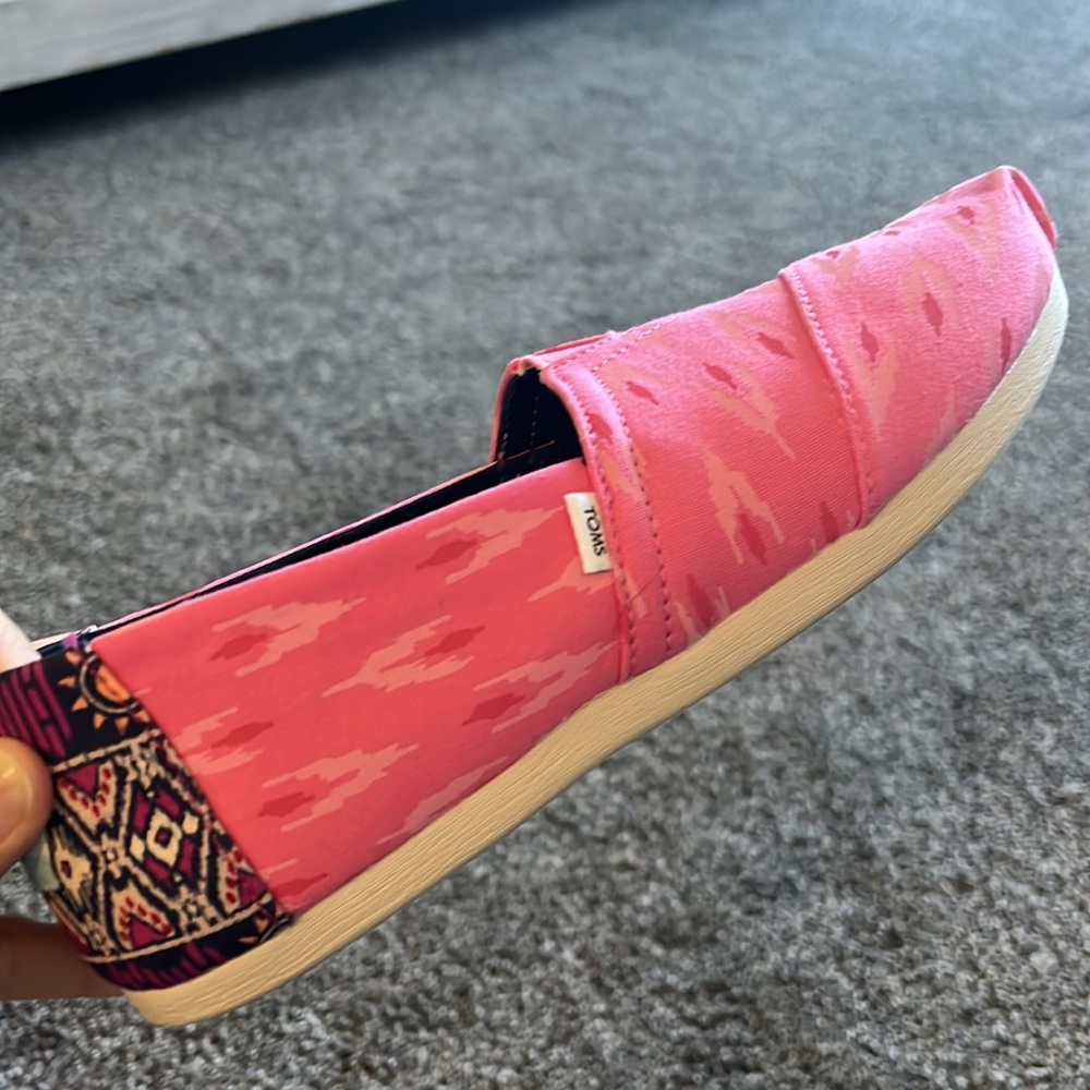 Size 7w Tom’s pink Aztec/desert-y print slip ons - Picture 4 of 5